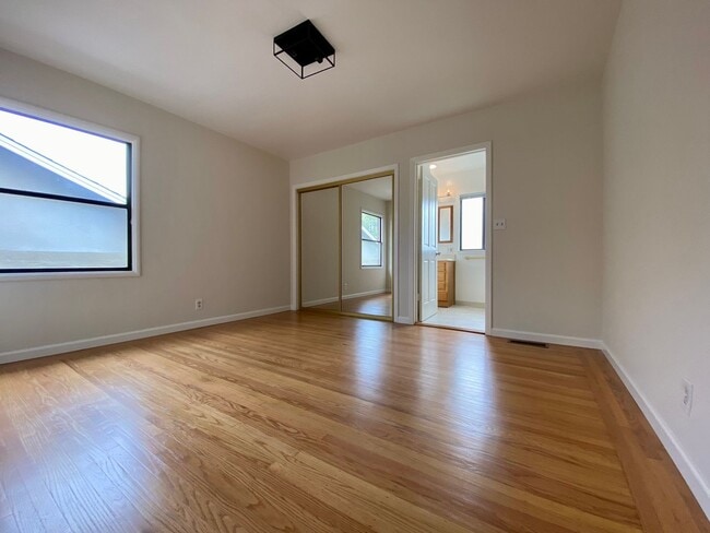Building Photo - Renovated Single-Family Home on the Penins...
