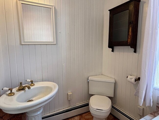 Building Photo - 462 Holly Ave