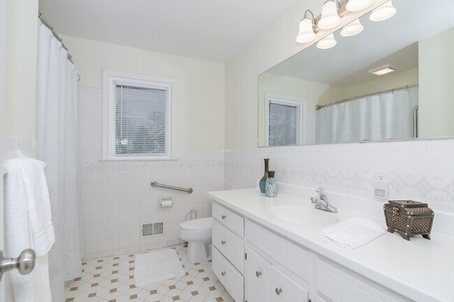 Building Photo - 2415 Apricot Ln