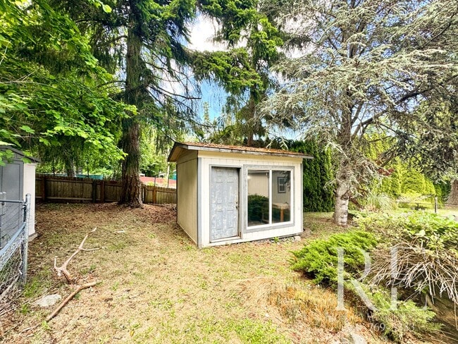 Building Photo - Your Private Getaway In Bremerton