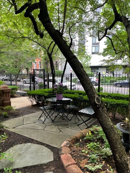 Front outdoor dining and entertaining area (4) - 1228 N Dearborn St