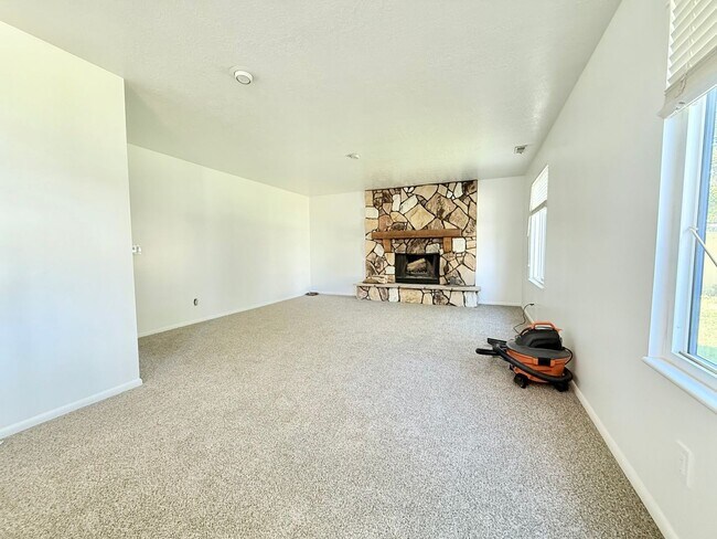 Building Photo - Newly Updated 4-Bedroom Home in Sandy!