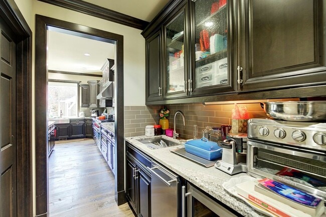 Building Photo - 5Bd/4.5Ba Sammamish Home