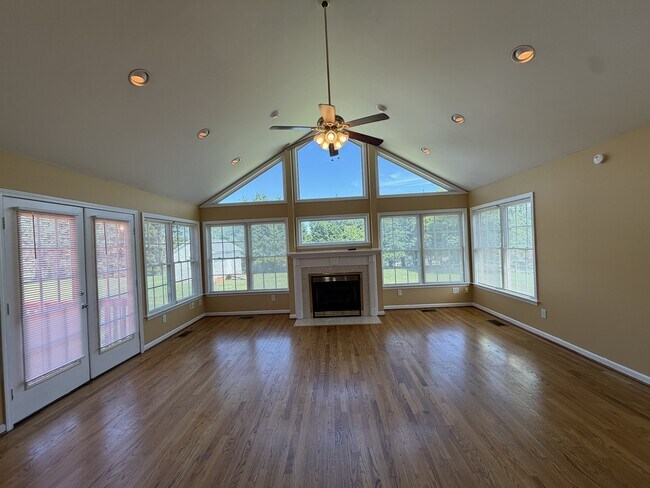 Building Photo - 236 Meadow Oaks Dr