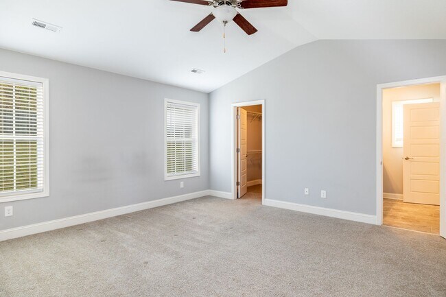 Building Photo - Maryville 37801 - 4 bedroom, 2.5 bath home...