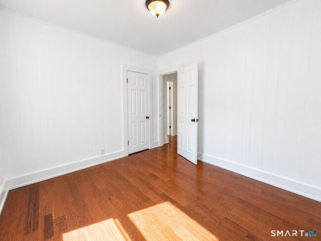 Building Photo - 407 Shelton Ave
