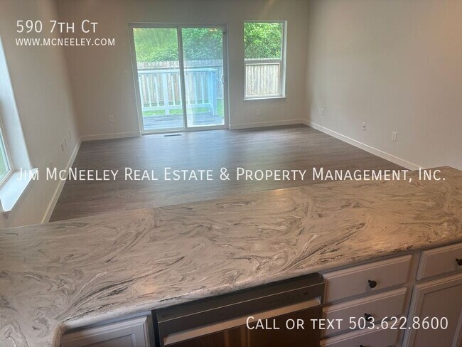 Building Photo - 590 7th Ct