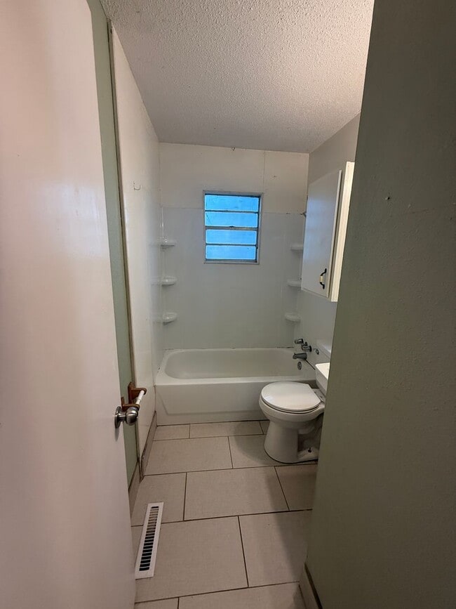 Building Photo - 2 bedroom/1 bathroom