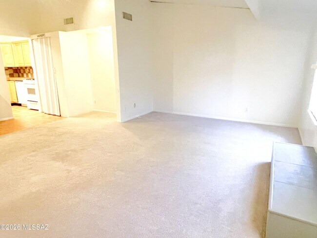 Building Photo - 3750 N Country Club Rd