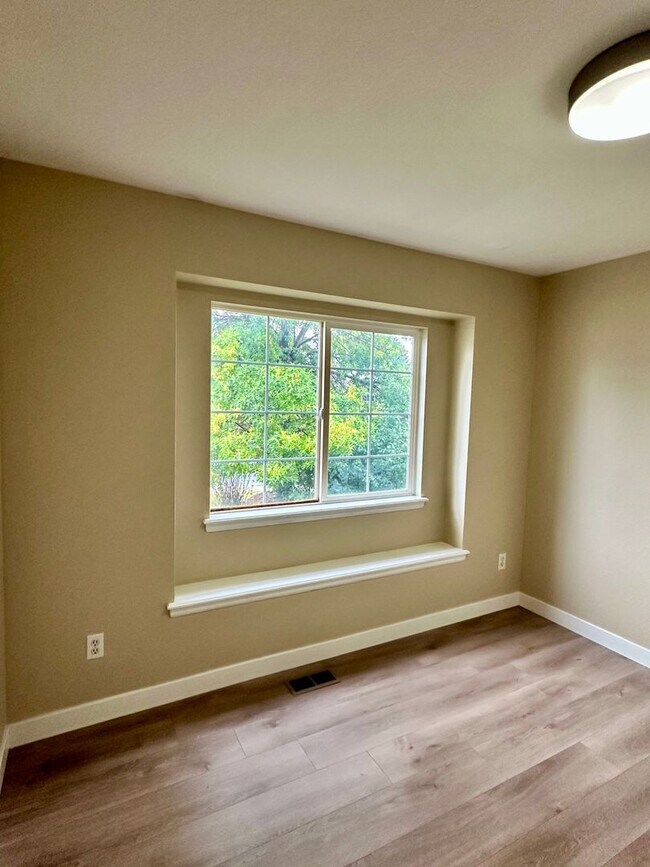 Building Photo - Updated 5-Bedroom Windsor Home - Available...