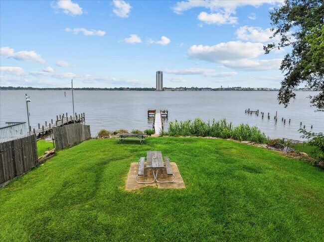 Building Photo - 310 Lakeside Dr