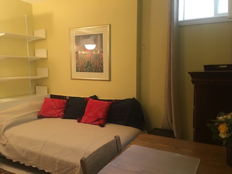 Building Photo - 736 Washington St