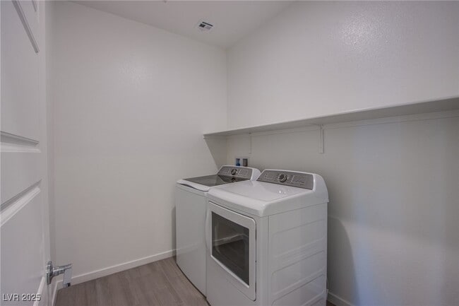 Building Photo - 139 Aqua Cmns