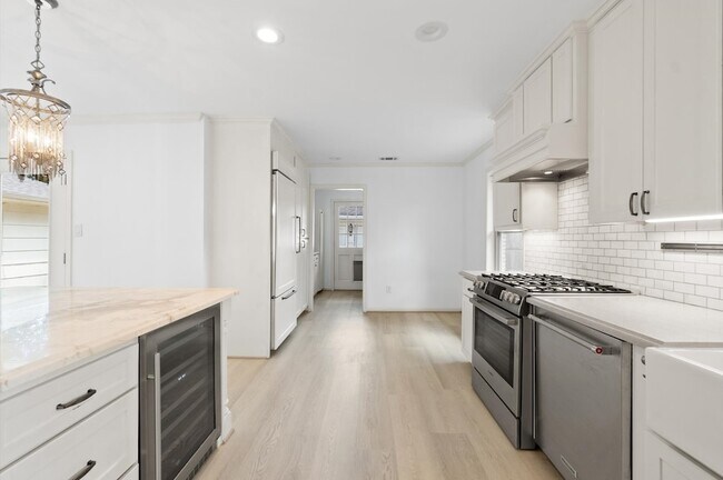 Building Photo - 6249 Overbrook Ln