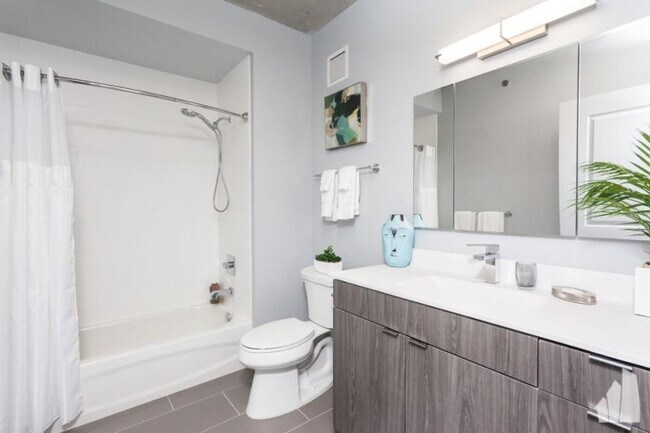 Building Photo - 2 bedroom in CHICAGO IL 60613