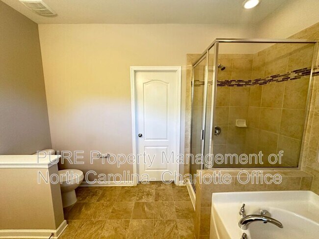 Building Photo - 3520 Larkhaven Ave SW