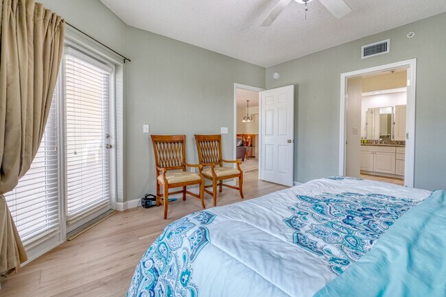 Building Photo - Updated 3 bedroom unit overlooking the Eas...