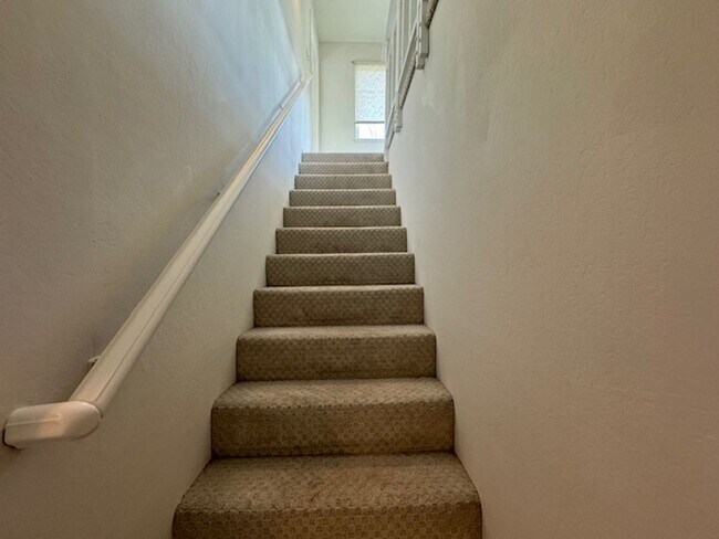 Building Photo - Wonderful 2 story home in Orinda