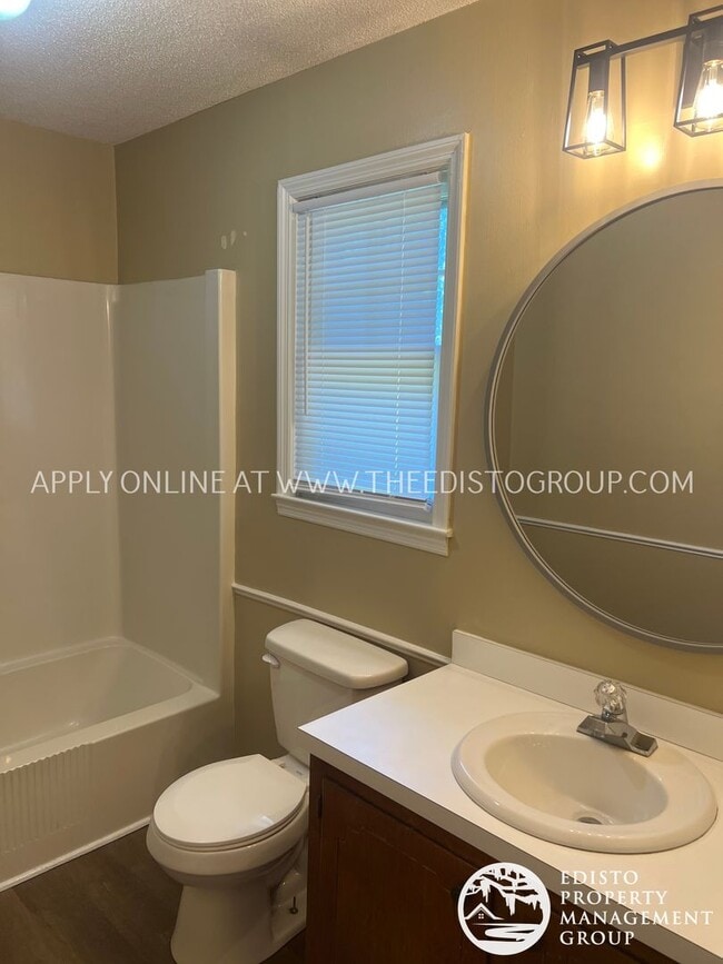 Building Photo - Centrally Located Two Bedroom, One Bathroo...