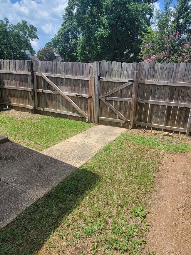 Building Photo - Adorable 2-Bedroom, 2-Bath Townhome Near A...