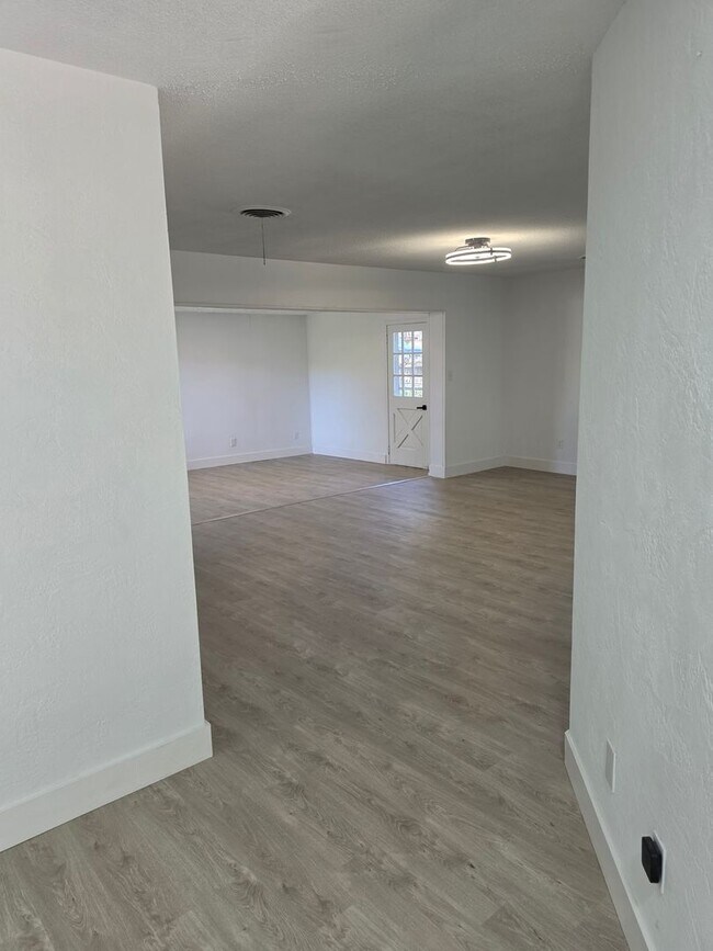 Building Photo - FOR RENT!!! SIMPLY STUNNING AND SPACIUS 3 BED 2 BATH SINGLE FAMILY HOME..