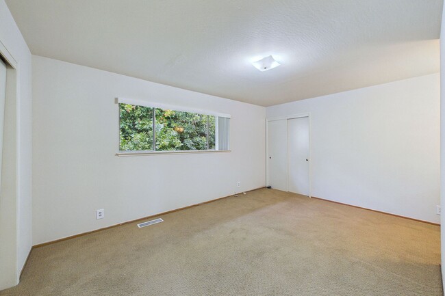 Building Photo - 1333 Regent St