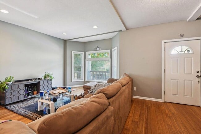 Building Photo - 3023 Dupont Ave S