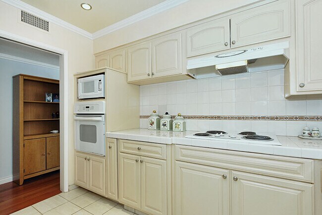 Kitchen - 1233 N Columbus Ave