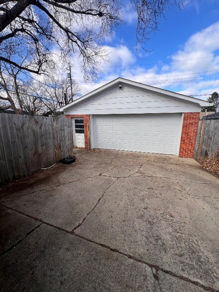 Building Photo - 2802 Flora Ave