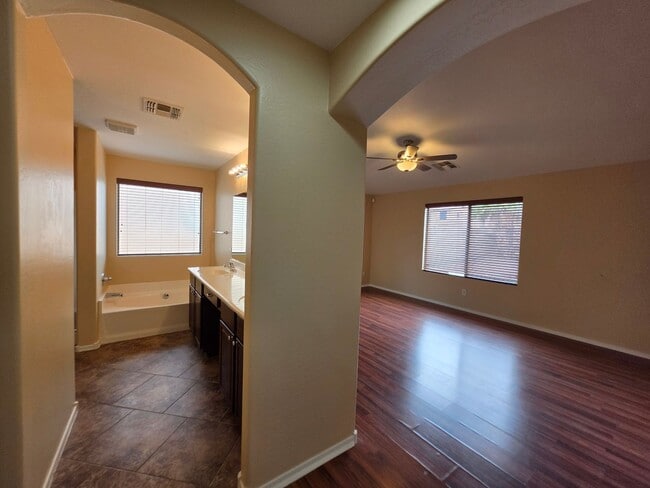 Building Photo - 7805 S 48th Ln