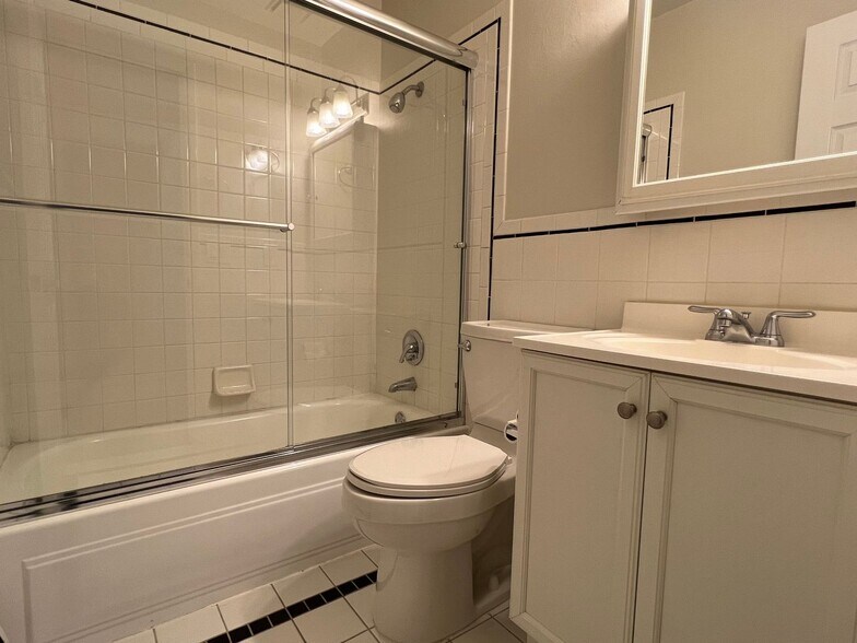 Building Photo - 2401 Walnut St