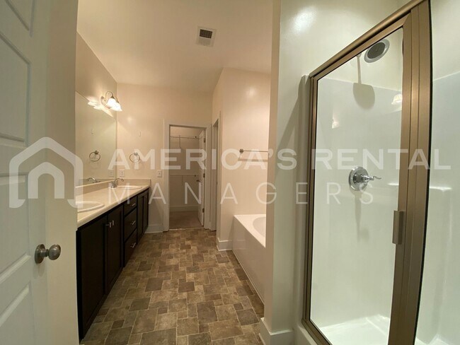 Building Photo - Large Townhome for Rent in Gardendale... Available to View Now!