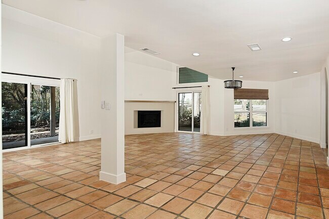 Building Photo - 15 Crinkleroot Ct