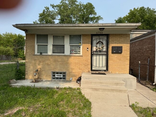 Building Photo - 6733 S Racine Ave