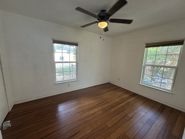 Building Photo - 3 bedroom 2 bath with a bonus room!