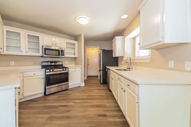 Building Photo - 703 Deep Well Dr