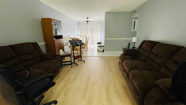 Building Photo - 11 Golfs Edge