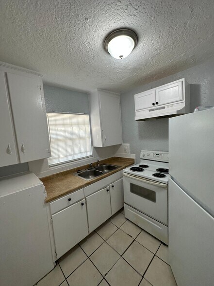 Building Photo - 312 Acosta St