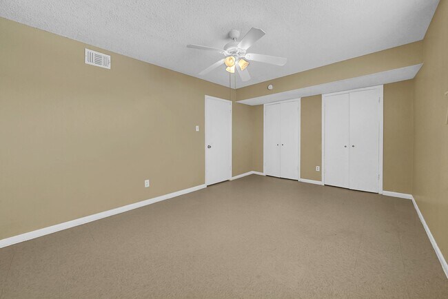 Building Photo - Make this charming studio your new home!