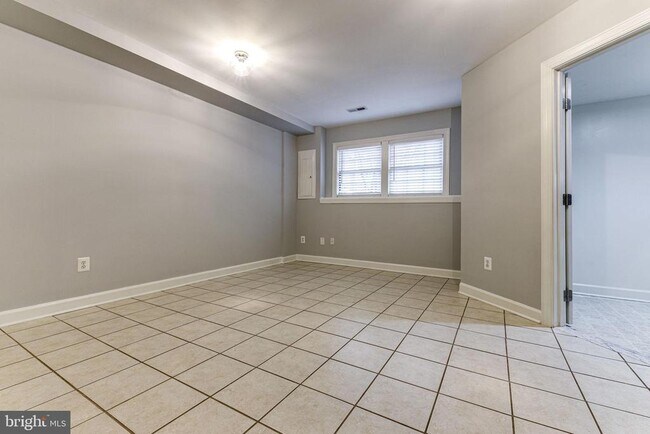 Building Photo - 953 Harrison Cir