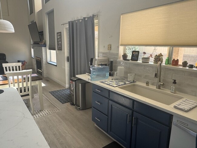 Building Photo - Fully Updated 3BR/2.5BA in Desirable Lampl...