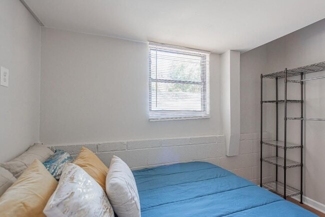 Building Photo - 2628 Candler Woods Dr