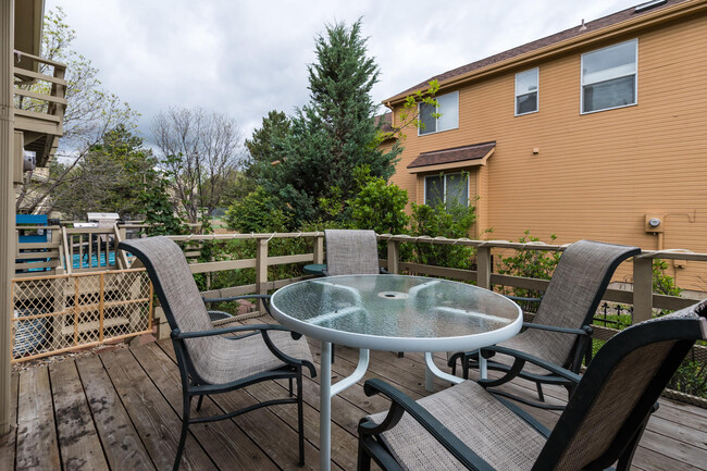 Building Photo - 4BD/ 3.5BA Furnished Townhome in South Bou...