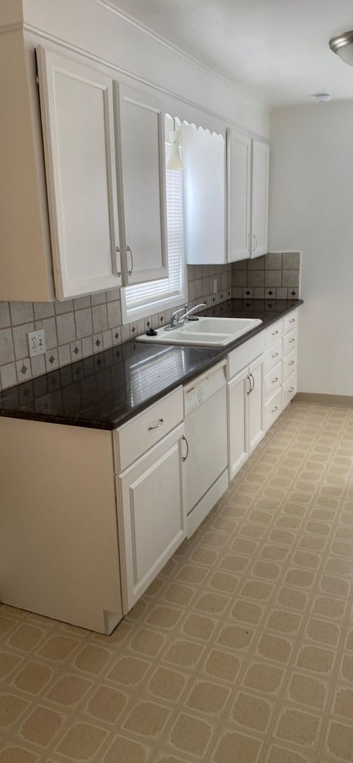 Building Photo - Cozy Home