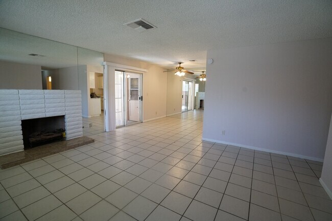 Building Photo - 3619 Villa Knolls E Dr