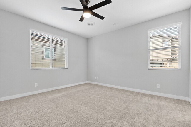 Building Photo - Stunning 3 Bedroom Home with SOLAR in Skye...