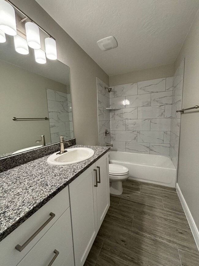 Building Photo - Beautiful Townhome!