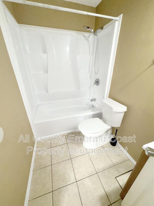 Building Photo - 875 Fairview Dr