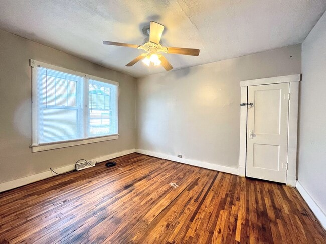 Building Photo - Bungalow Style 3 bed 2 bath home