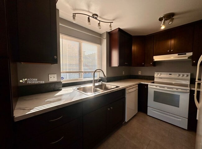 Building Photo - 537 NE Ellis Way